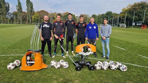 Futballista edzés labdaadogató géppel