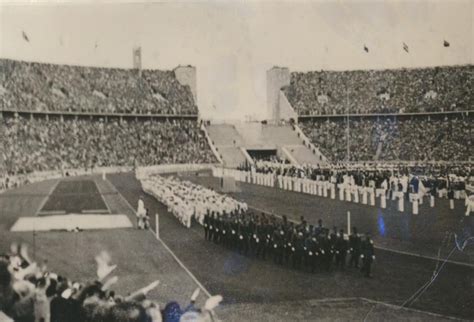 Berlini utcakép olimpiai és náci zászlókkal 1936-ban