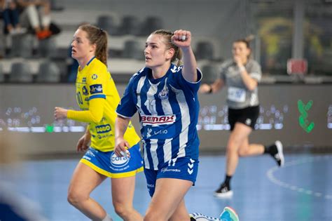 Ivana Godeč, a Buducsnoszt Podgorica játékosa akció közben