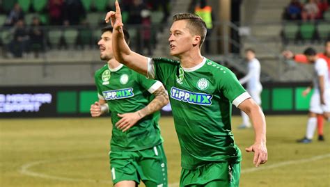 Windecker József (középen) ünnepli gólját a DVSC ellen