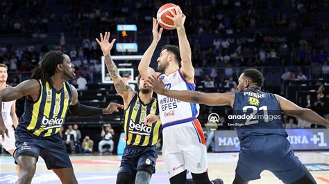 A Fenerbahçe Beko és Anadolu Efes játékosai mérkőzés közben