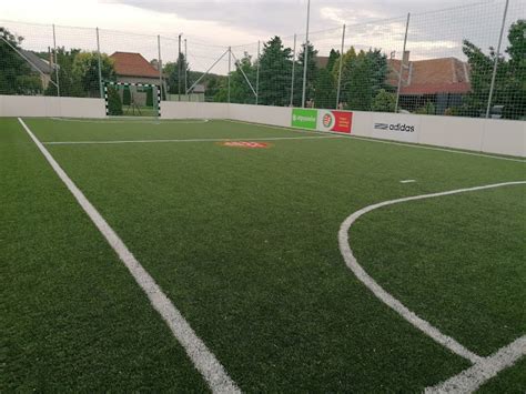 Korszerű műfüves sportpálya minőségi borítással és lelátókkal