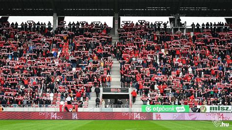 DVTK szurkolók a stadionban transzparensekkel