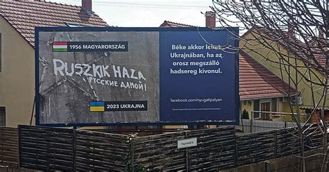 Leragasztott vagy megrongált bevándorlóellenes plakát