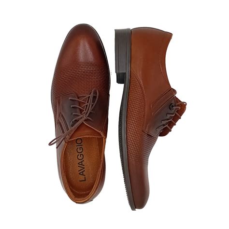 Bőrcipő fényesítése puha, száraz ronggyal
