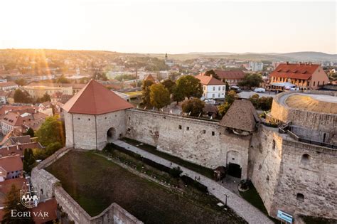 Egri vár és a várfalon megjelenő koporsó
