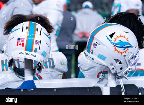 NFL Heritage Program logo és zászlókkal díszített sisakok