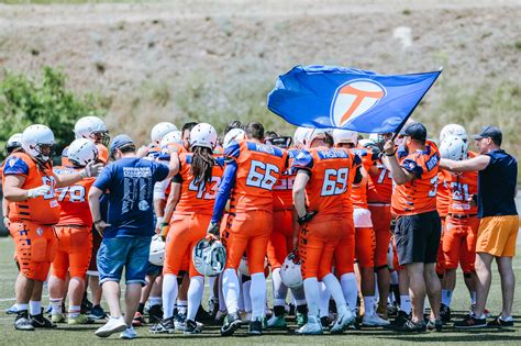 NFL védőfal játékosok rohamozás közben