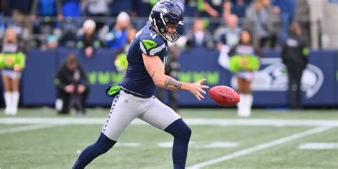 NFL punter rúgja a labdát