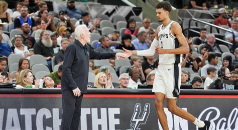 Victor Wembanyama és Gregg Popovich