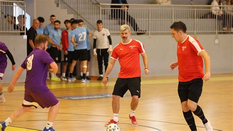 A két csapat bevonulása a pályára.