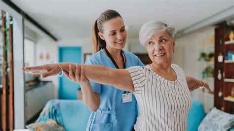Egy gyógytornász munka közben, kosárlabda játékost rehabilitál