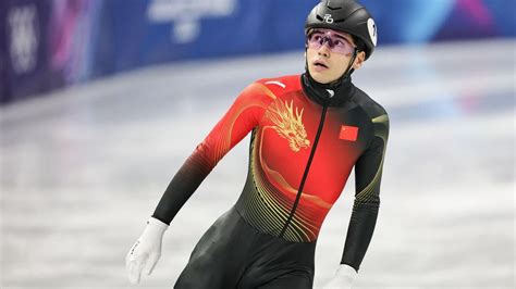 Liu Shaoang aranyérmes pillanata Pekingben
