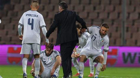Két focista, Milan és Juventus játékosok, sportstatisztikákkal