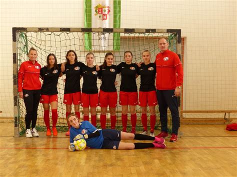 A Hajdúböszörményi TE női futsal csapatának mérkőzés közbeni akciója