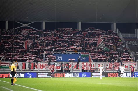 Stadion zsúfolásig megtelt szurkolókkal