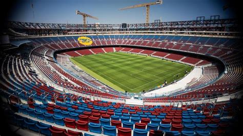 A Camp Nou játékoskijárója a pályára nézve