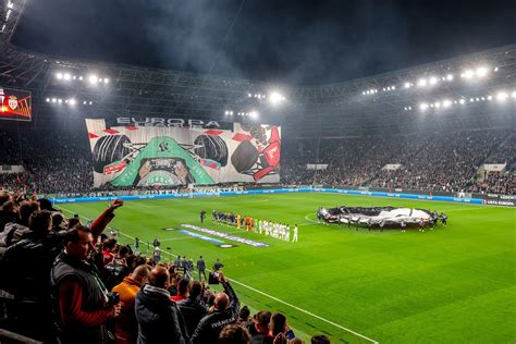 A Groupama Aréna óriáskivetítője szurkolói üzenetekkel
