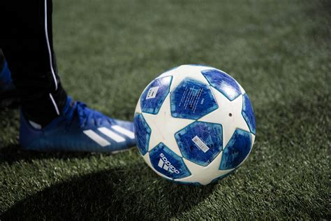 Az UEFA és FIFA emblémák