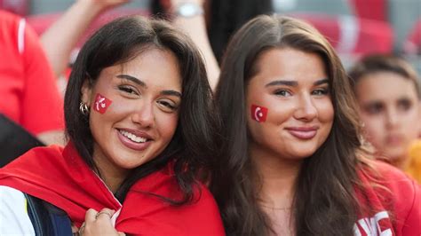 fekete-fehér ruhás szurkoló lányok