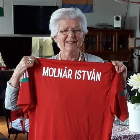 Molnár István, a Népstadion bemondója mikrofonnal