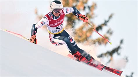 Klaus Kröll alpesi síző akcióban egy világkupa versenyen