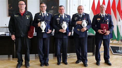 Tűzoltók és rendőrök fociznak a Főnix Sportcsarnokban