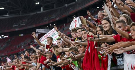 Magyar válogatott szurkolók adidas Core 15 esőkabátban