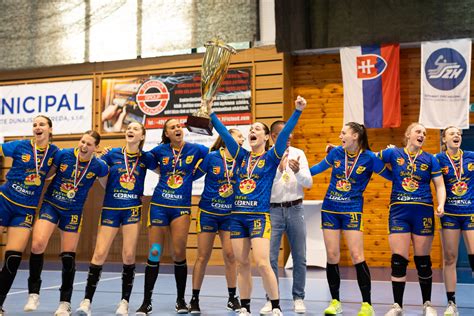 HC DAC női kézilabda csapat ünneplés a Szlovák Kupa győzelem után