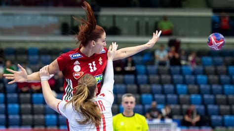 kézilabdázó felugrásban lövéshez készül