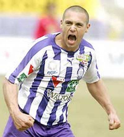 Erős Károly utasításokat ad a csapatának a kispadon