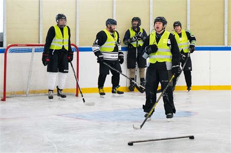 gyerekek csapatban jégkorongoznak