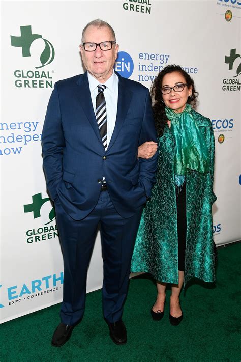 Ed O'Neill fiatalon amerikai futball felszerelésben