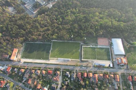Edzők egyeztetnek a gödöllői sportcentrum műfüves pályáján