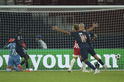 PSG játékosok ünneplik a gólt a Bajnokok Ligájában