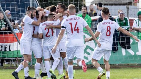 Varga Ádám, az Iváncsa kapusa védés közben