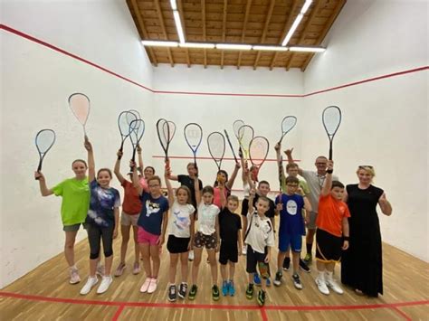 Fallabda edzés egy modern sportközpontban