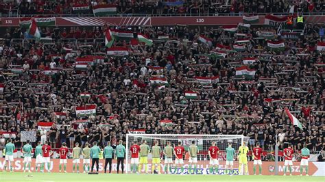 Magyar válogatott kapitányi karszalag a pályán