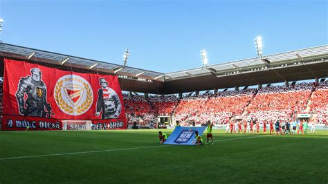Családok a DVTK Stadion lelátóján