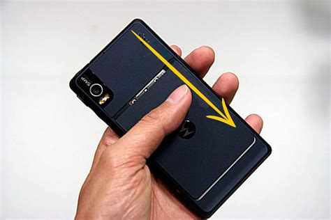 Telefon hátlapjának eltávolítása