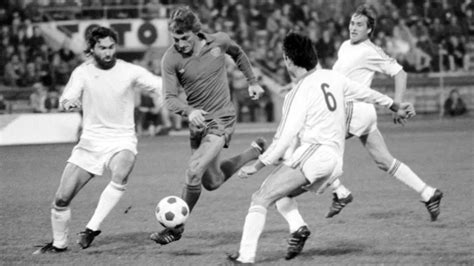 70 éves Jenei László gólt szerez egy futballmeccsen