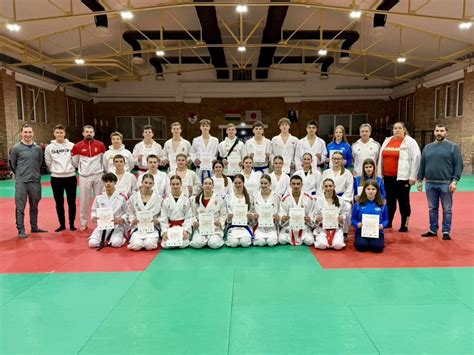 MTK karate sportolók közös fotója érmekkel