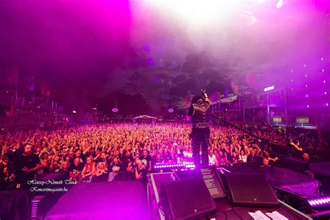 A HammerFall zenekar élő fellépés közben, látványos fényekkel