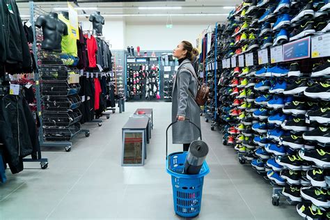 Sports Direct üzlet homlokzata sportruházat és kosárlabda labdák