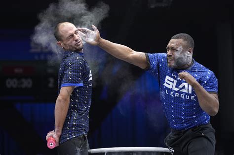 A Power Slap League alapvető szabályait és felszerelését bemutató infografika