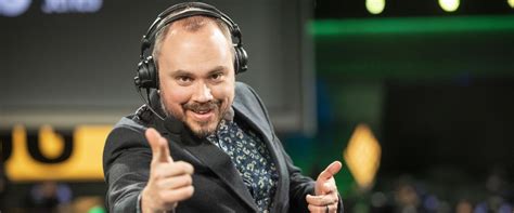 Kép egy profi LoL játékos streamelés közben