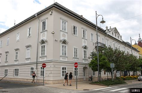 Kvártélyház Jegyiroda épülete