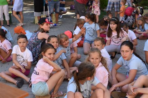 Gyerekek játszanak focit a nyári táborban