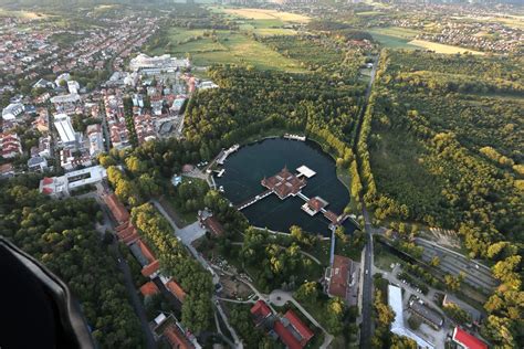 Hévíz város látképe a gyógytóval