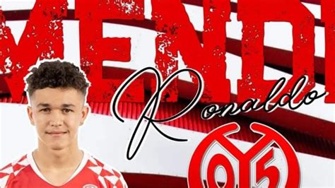 Mendi Ronaldo játék közben a Mainz U16-os csapatában
